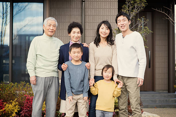 mehrgenerationen familie steht im vor meinem haus - japanischer abstammung fotos stock-fotos und bilder