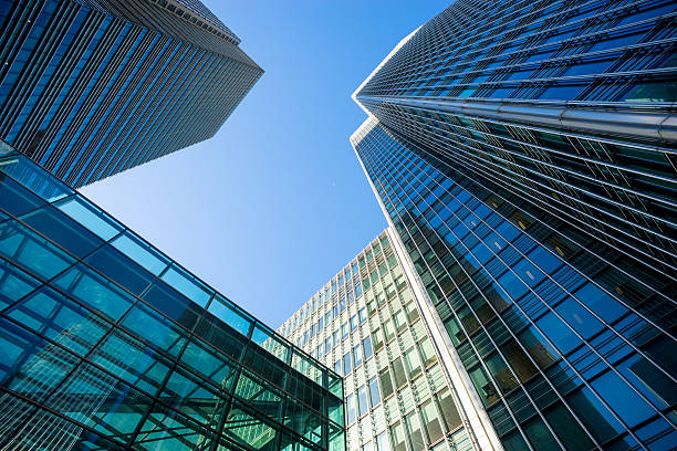 istock Business office building in London, England 517373820