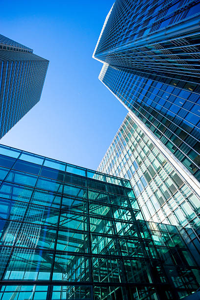 istock Business office building in London, England 517373880