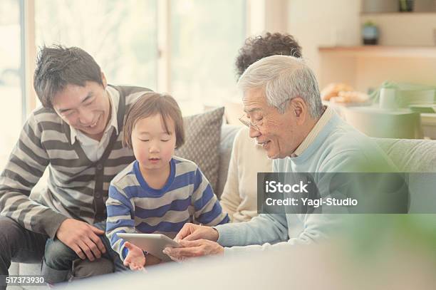 デジタルタブレットご家族とご一緒に自宅 - 家族のストックフォトや画像を多数ご用意 - 家族, 日本人, 多世代家族
