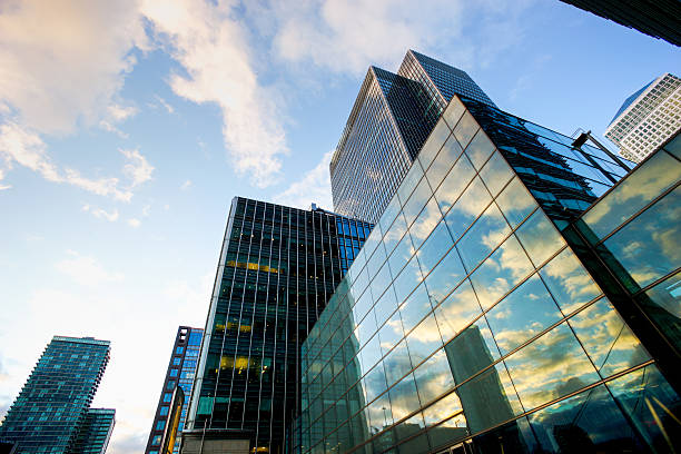 istock Business office building in London, England 517374298