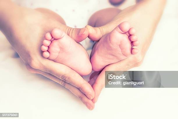 Piedi Per Neonato Nelle Mani Di Madre - Fotografie stock e altre immagini di Bebé - Bebé, Simbolo di cuore, Piede umano