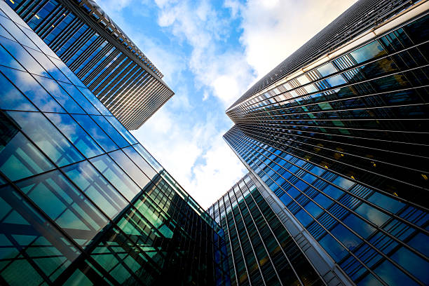 istock Business office building in London, England 517376066