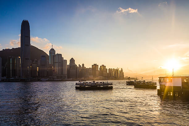sonnenuntergang über victoria harbour in hongkong - schwellenländer stock-fotos und bilder