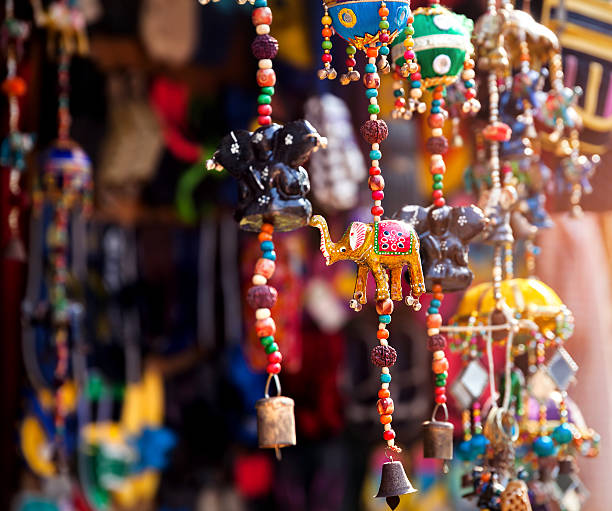 elefante en la tienda de juguetes - selling merchandise craft thailand fotografías e imágenes de stock