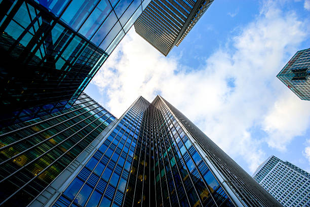 istock Business office building in London, England 517377416