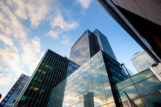 istock Business office building in London, England 517377438