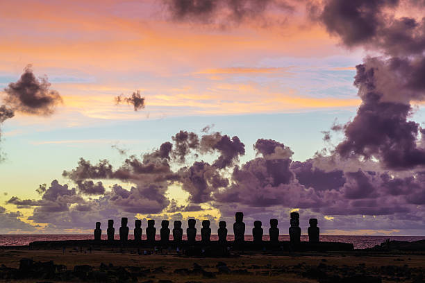 moai esistente in ahu tongariki al mattino presto - chilean culture chile forest the americas foto e immagini stock