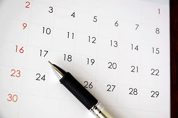 istock pen point to calendar 517378897
