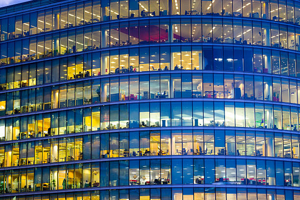 istock Business office building in London, England 517379028