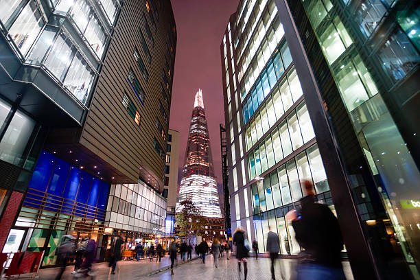 istock Business office building in London, England 517379370