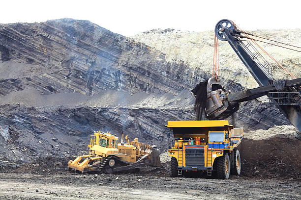 courrier de charge de camions avec de précieux. - iron mining photos et images de collection