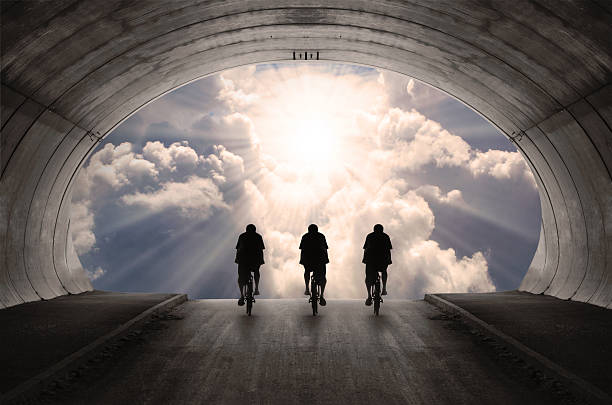 luce alla fine del tunnel. - spirituality light tunnel light at the end of the tunnel foto e immagini stock