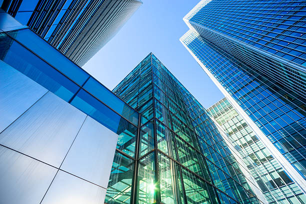 istock Business office building in London, England 517381106