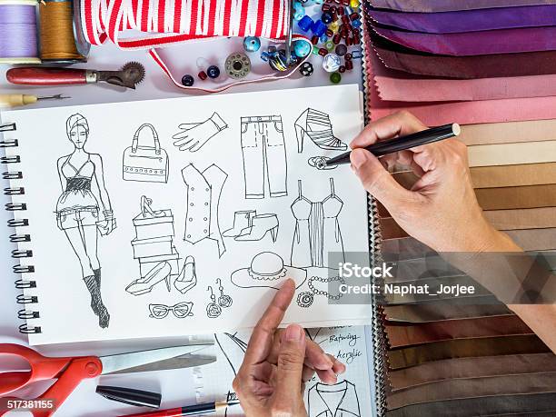 Nhà Thiết Kế Thời Trang Vẽ Minh Họa Với Mẫu Vật Liệu Hình ảnh Sẵn ...