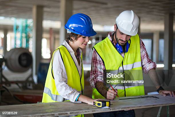 Lesen Die Pläne Stockfoto und mehr Bilder von Arbeiten - Arbeiten, Arbeiter, Architektur