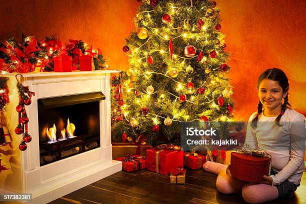 Navidad Diversión Foto de stock y más banco de imágenes de 8-9 años - 8-9 años, Acontecimiento, Agarrar