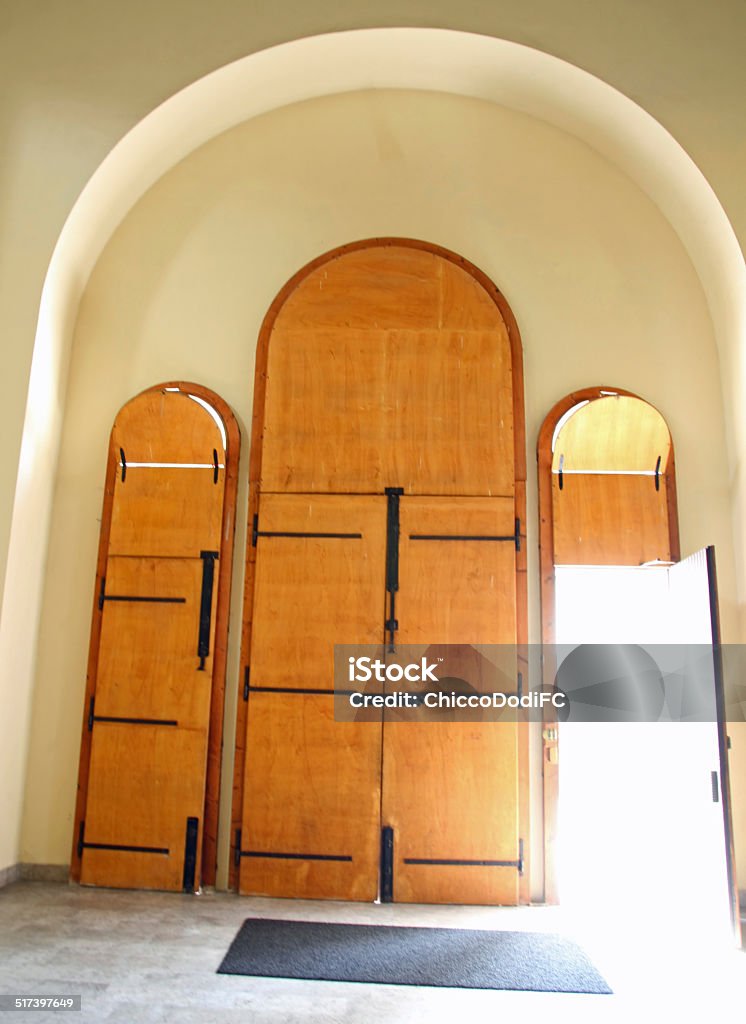 Iglesia De Puerta Con Luz De Ingresar Desde Una Puerta Abierta Foto de stock y más banco de imágenes de Abierto - iStock Iglesia De Puerta Con Luz De Ingresar Desde Una Puerta Abierta Foto de stock y más banco de imágenes de Abierto - iStock
