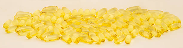 óleo de peixe - fish oil coq10 vitamin e cod liver oil - fotografias e filmes do acervo