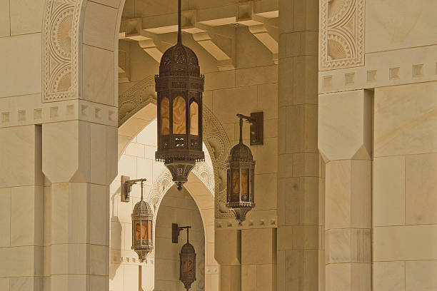 lampade e archi in una moschea di muscat, oman - moschea sultan qaboos foto e immagini stock