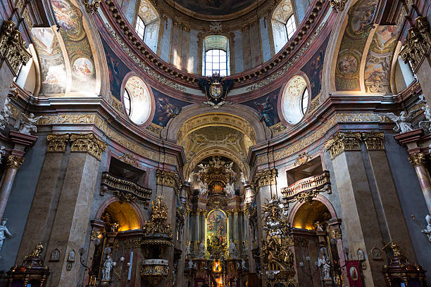 главный алтарь в церковь святого петра церковь в вене - altar church vienna gothic style стоковые фото и изображения