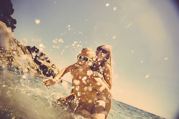 casal se divertindo no verão na praia - old fashioned swimwear couple retro revival - fotografias e filmes do acervo