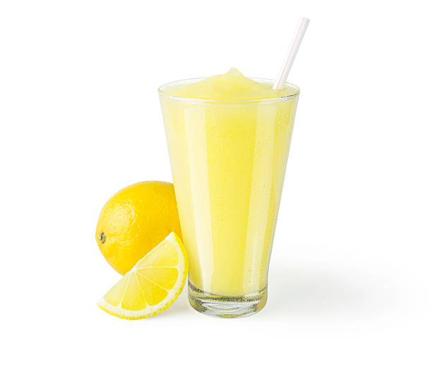congelato limonata o frullato con contorno di limone su sfondo bianco - drinking straw juice frozen glass foto e immagini stock