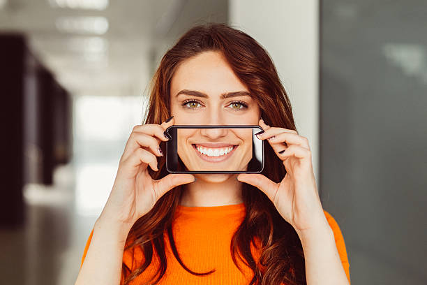 mujer mostrando ideal con dientes autofoto - human mouth human teeth indoors young women fotografías e imágenes de stock