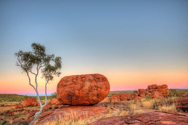 karlu karlu-devils marbles en el outback australia - devils marbles fotografías e imágenes de stock