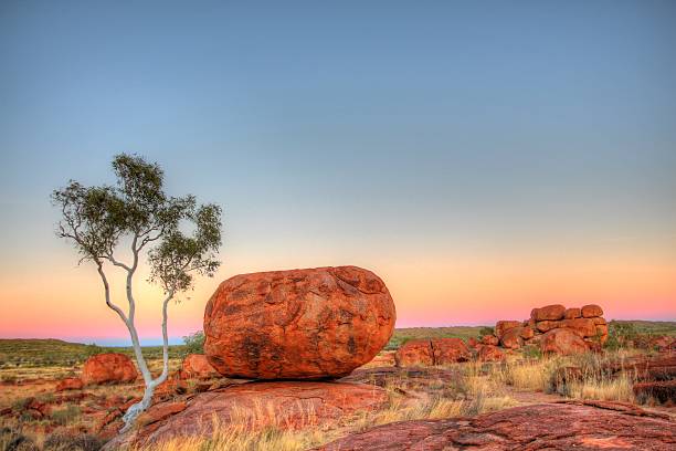 karlu karlu - devils marbles in outback australia - australië stockfoto's en -beelden