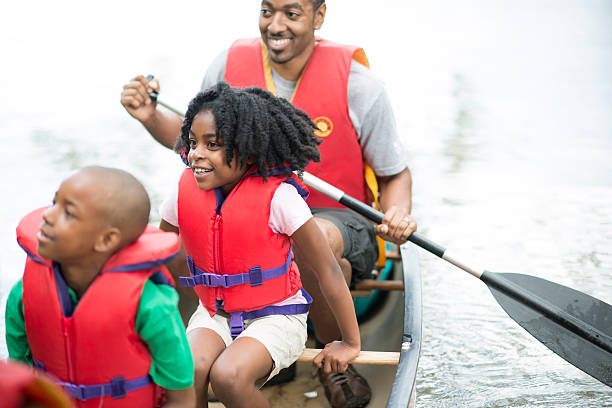 família em uma viagem de canoa - life jacket - fotografias e filmes do acervo