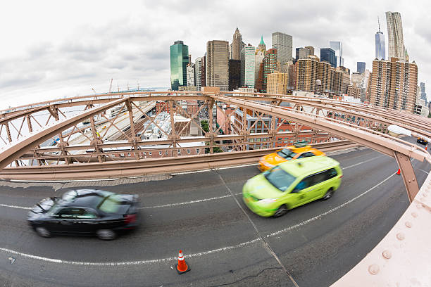 ruch na most brookliński, dolny manhattan w tle - brooklyn bridge taxi new york city brooklyn zdjęcia i obrazy z banku zdjęć