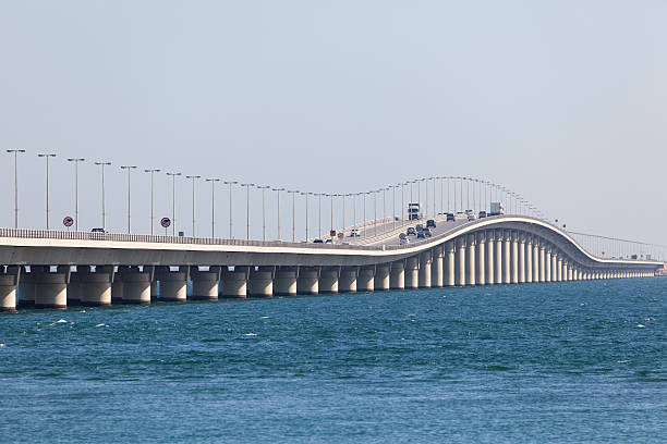 rey fahd calzada de bahrein - carretera sobre agua fotografías e imágenes de stock