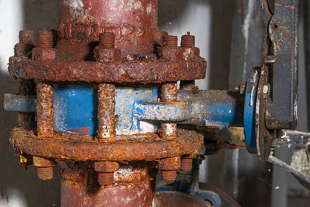 arrugginito acqua e valvola tubo - water pipe rusty dirty equipment foto e immagini stock