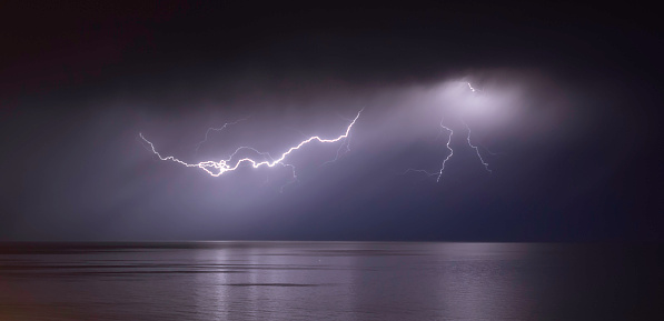 lightning-bolts-reflection-over-the-sea.