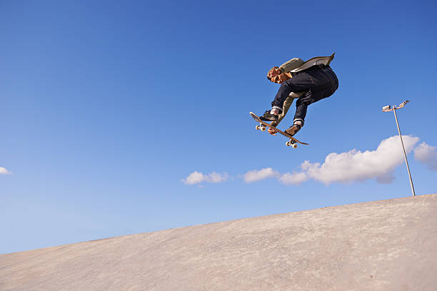 移動空気中 mad - skateboard park extreme sports recreational pursuit skateboarding ストックフォトと画像