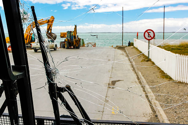 broken devant verre de bus attente sur la jetée. - car alarm photos et images de collection