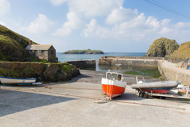 Boat Mullion Cove harbour Cornwall UK the Lizard peninsula Mullion Cove Cornwall UK the Lizard peninsula Mounts Bay near Helston within the Cornwall Area of Outstanding Natural Beauty mullion cove stock pictures, royalty-free photos & images