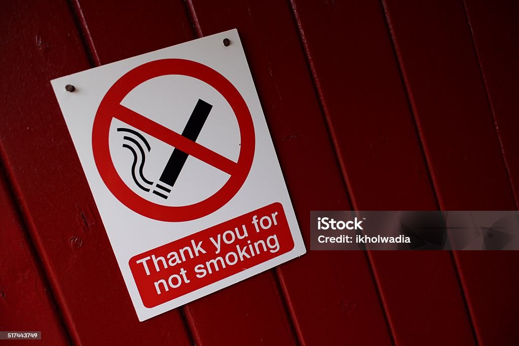 Placa de proibido fumar em um fundo vermelho - Foto de stock de Conselho royalty-free