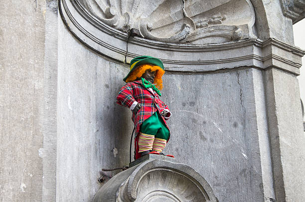 Manneken Pis dressed as a clown red.