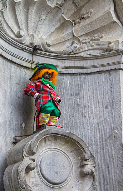 istock Manneken Pis dressed as a clown red. 517445169