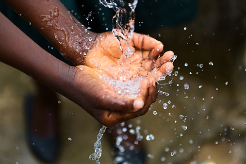 In West Africa, water is a constant concern of the authorities and the population. In the dry season, up to 30% of the population has regular access to water. The rest of the population suffers from malnutrition and lack of water. Water available in the wells is not suitable for current consumption, requires chemical treatment and boiling before the consumption. This requirement applies even to the local population.