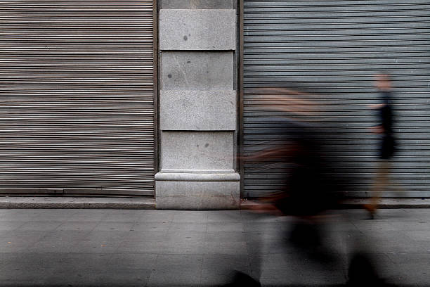 pessoas na cidade, a perda de identidade - fugacity imagens e fotografias de stock