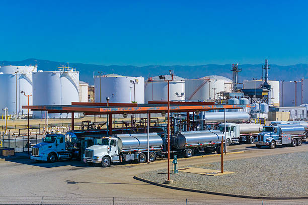 camião-cisterna de combustível camiões - oil storage tank storage compartment fuel and power generation imagens e fotografias de stock