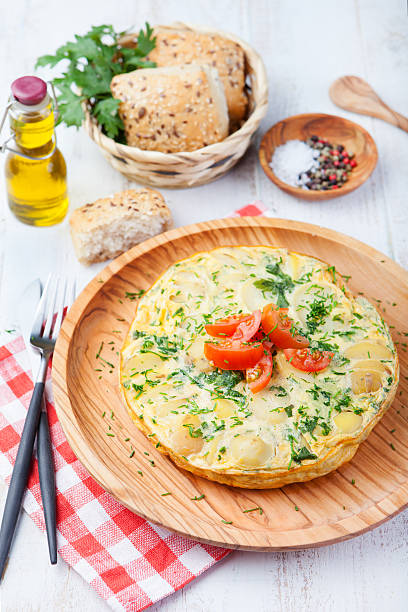 omlet z ziemniaków z hiszpanii o nazwie tortilla de patatas - tortilla de patatas zdjęcia i obrazy z banku zdjęć