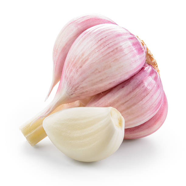 ニンニクのクローズアップに隔てられた白の背景ます。クリ�ッピングパスでます。 - garlic clove isolated white ストックフォトと画像