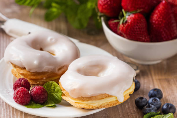 De café da manhã, com doces e bolo de frutas - foto de acervo