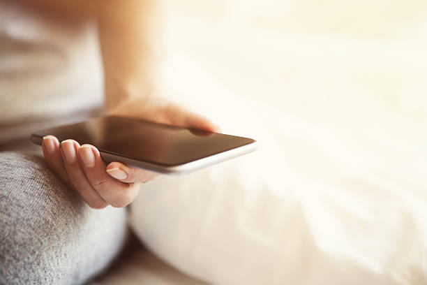 mulher usando smartphone - sexting imagens e fotografias de stock