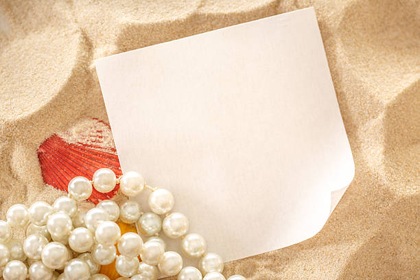 pearl, livre et coquillages sur le sable - pearl shell starfish beach photos et images de collection