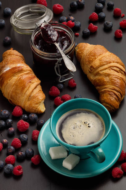 Un petit déjeuner équilibré avec un café et des croissants - Photo